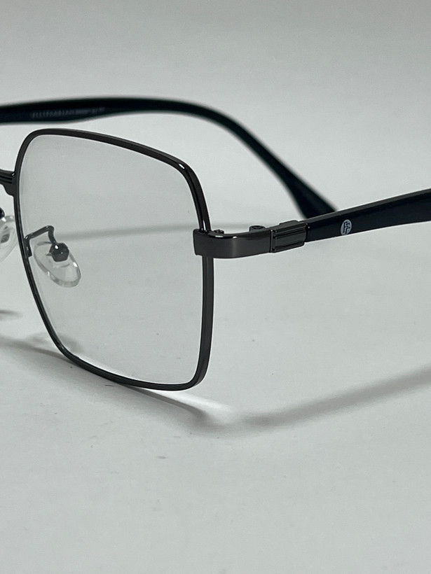 نمای نزدیک از پل بینی عینک فتوبلو فتوکرومیک بلوکات فیلیپ فابین Filip Fabian مشکی طلایی