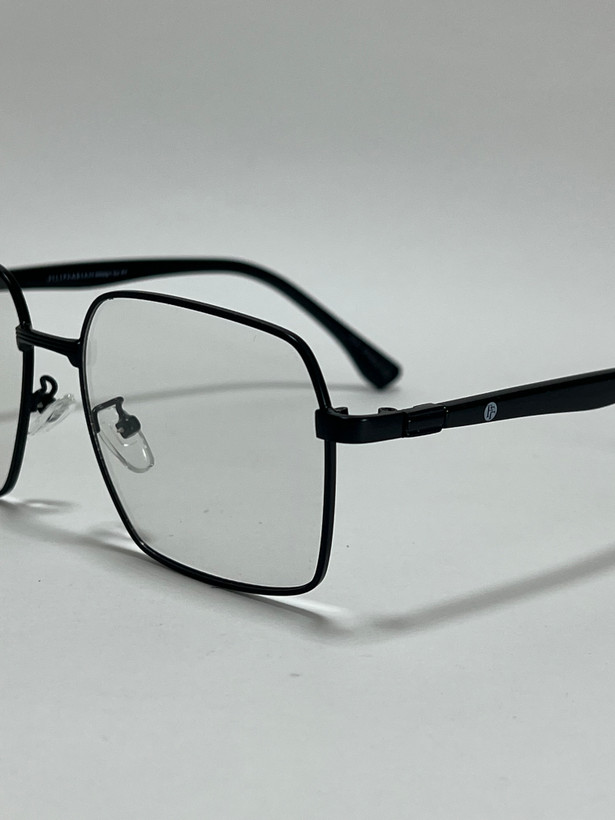 نمای نزدیک از پل بینی و پد عینک فتوبلو فتوکرومیک بلوکات فیلیپ فابین Filip Fabian طلایی