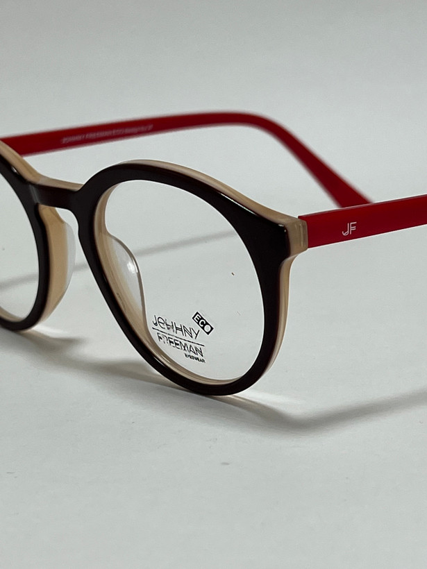 نمای نزدیک از فریم کائوچویی عینک طبی جانی فریمن مدل اکو Johnny Freeman Eco قهوه ای شیک