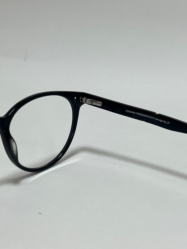 زاویه سه رخ عینک طبی کائوچویی جانی فریمن مدل اکو Johnny Freeman Eco مشکی شیک