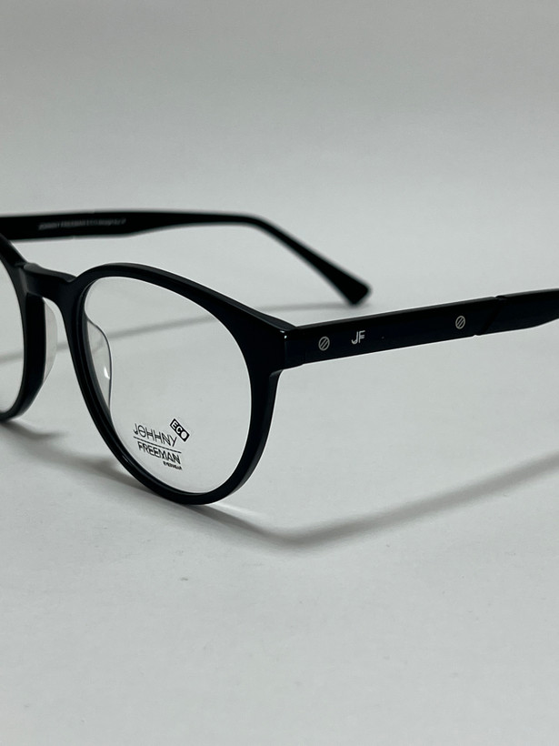 نمای نزدیک از فریم کائوچویی عینک طبی جانی فریمن مدل اکو Johnny Freeman Eco مشکی شیک