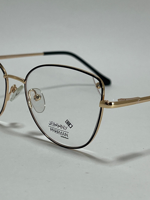 نمای نزدیک از پل بینی و پد عینک طبی گربه ای زنانه فلزی جانی فریمن مدل اکو Johnny Freeman Eco مشکی طلایی