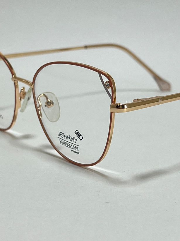 نمای نزدیک از پل بینی و پد عینک طبی گربه ای زنانه فلزی جانی فریمن مدل اکو Johnny Freeman Eco طلایی