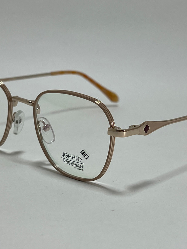 نمای نزدیک از پل بینی و پد عینک طبی زنانه جانی فریمن مدل اکو Johnny Freeman Eco مشکی نقره ای