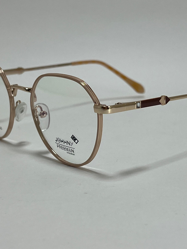نمای نزدیک از فریم فلزی باکیفیت عینک طبی جانی فریمن مدل اکو