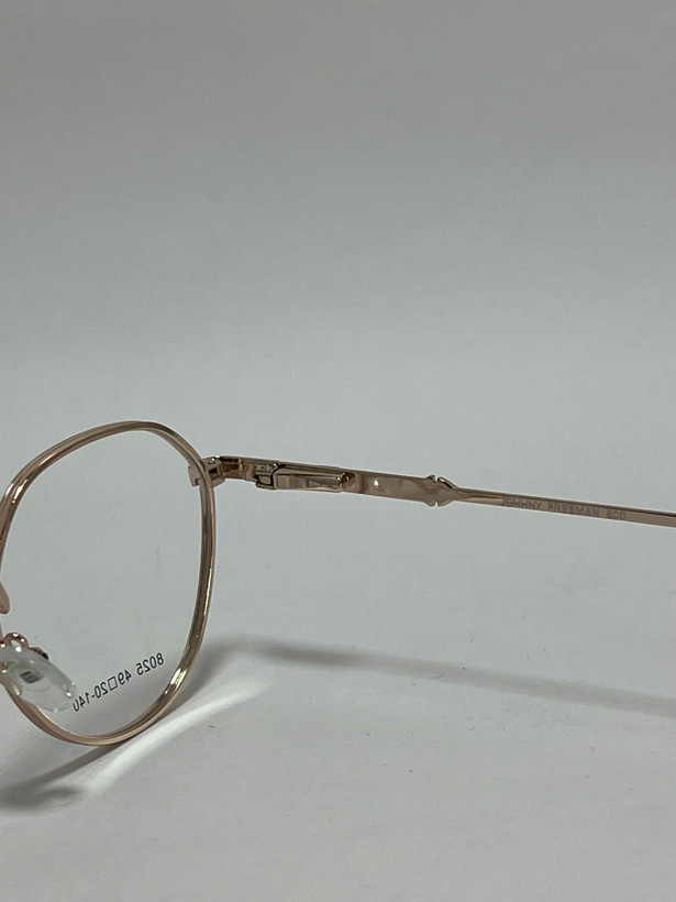 زاویه کناری فریم عینک طبی فلزی برای نمایش جزئیات طراحی