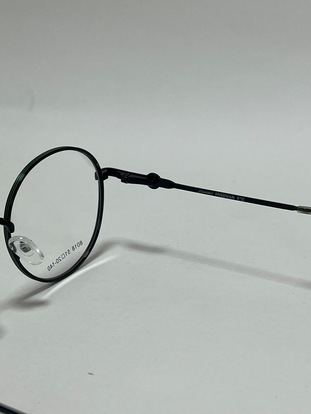 زاویه کناری فریم عینک طبی فلزی برای نمایش جزئیات طراحی