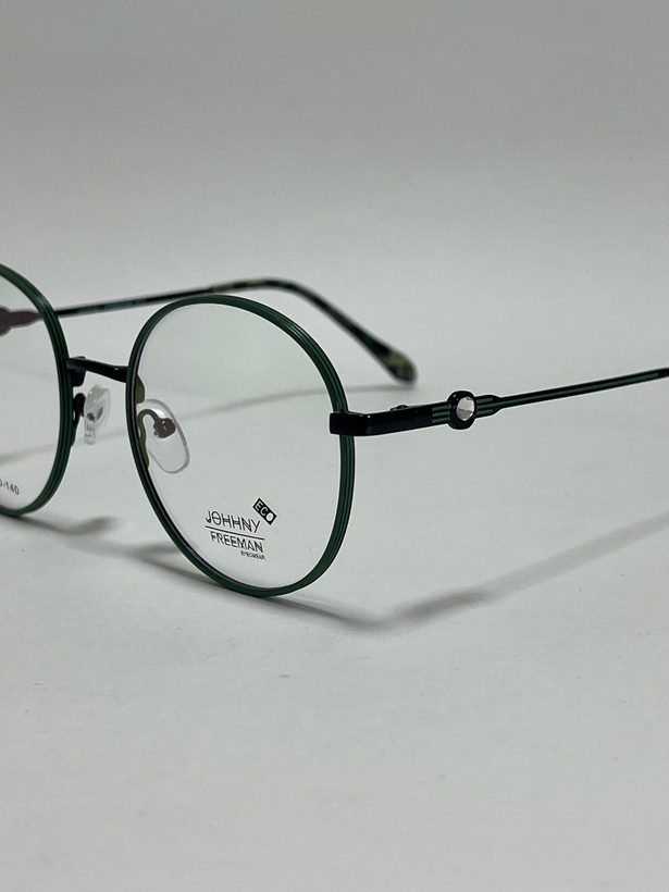 نمای نزدیک از فریم فلزی باکیفیت عینک طبی جانی فریمن مدل اکو