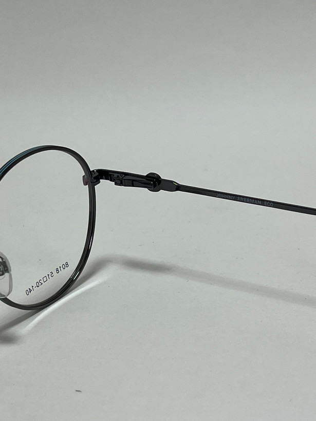 زاویه کناری فریم عینک طبی فلزی برای نمایش جزئیات طراحی