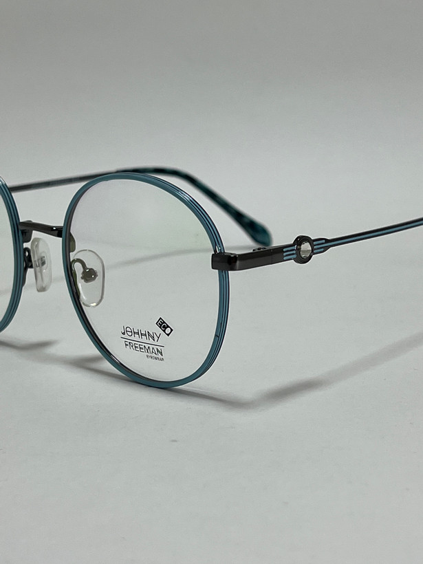 نمای نزدیک از فریم فلزی باکیفیت عینک طبی جانی فریمن مدل اکو