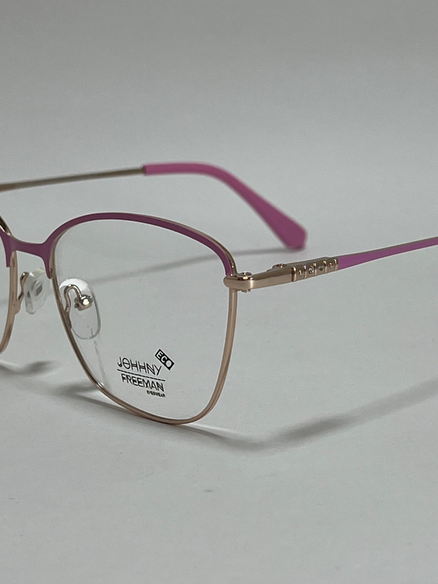 نمای نزدیک از فریم ظریف زنانه عینک طبی جانی فریمن