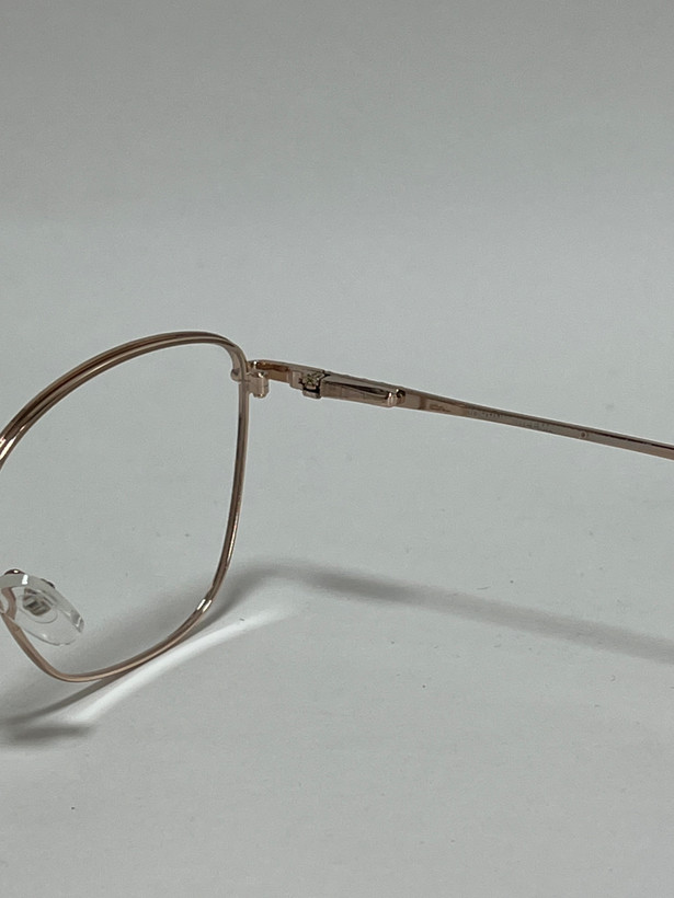 زاویه سه رخ عینک طبی زنانه فلزی برای نمایش فرم فریم