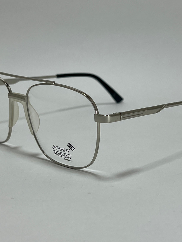 نمای نزدیک از فریم فلزی باکیفیت عینک طبی جانی فریمن مدل اکو