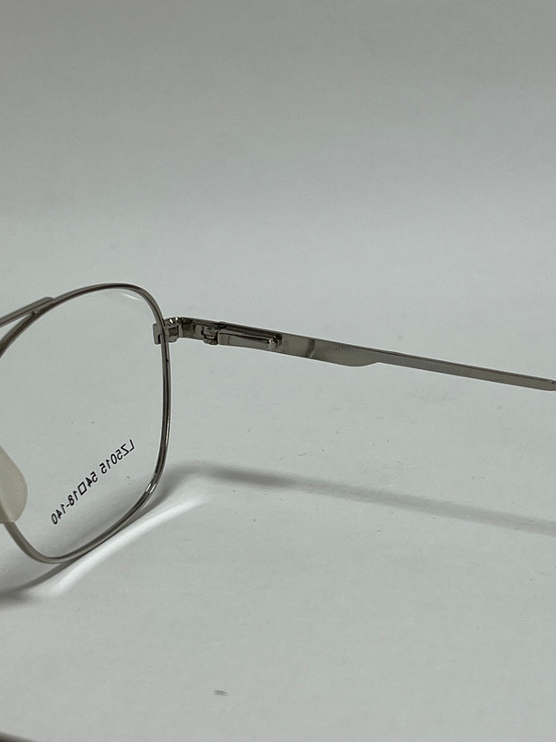 زاویه کناری فریم عینک طبی فلزی برای نمایش جزئیات طراحی