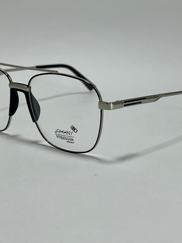 نمای نزدیک از فریم مستطیلی فلزی عینک طبی جانی فریمن