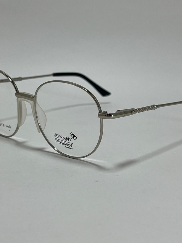 نمای نزدیک از پل بینی و پد عینک طبی گرد فلزی جانی فریمن