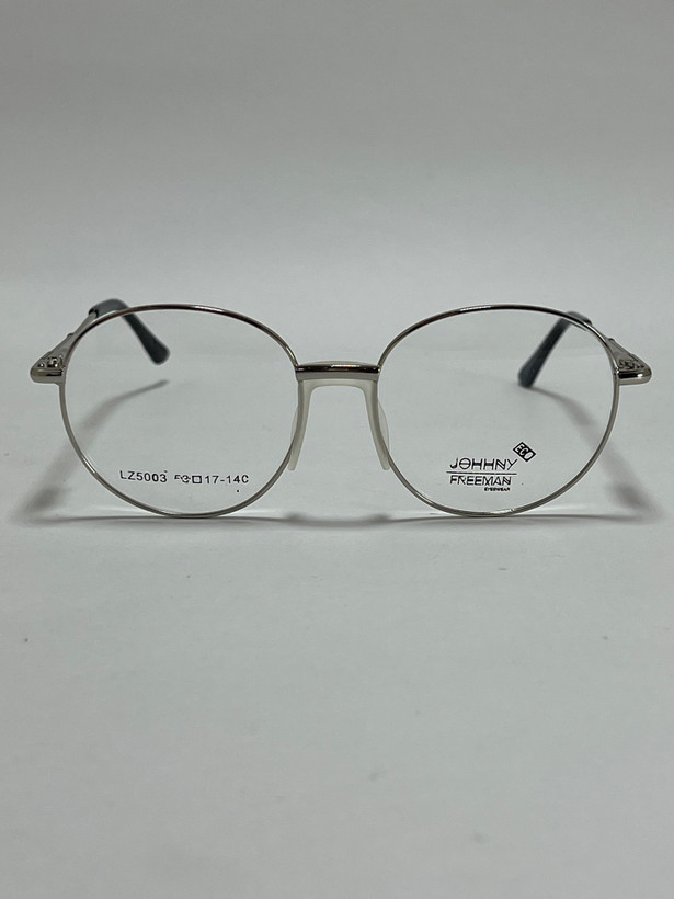 نمای داخلی و حکاکی برند روی دسته عینک طبی