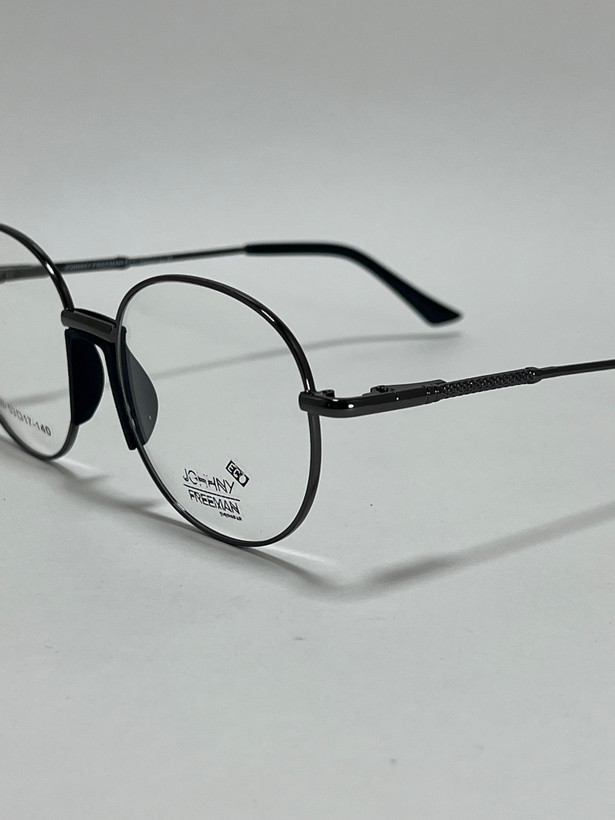 نمای نزدیک از پل بینی و پد عینک طبی گرد فلزی جانی فریمن