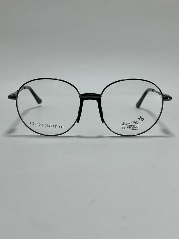 نمای داخلی و حکاکی برند روی دسته عینک طبی