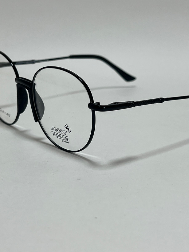 نمای نزدیک از پل بینی و پد عینک طبی گرد فلزی جانی فریمن