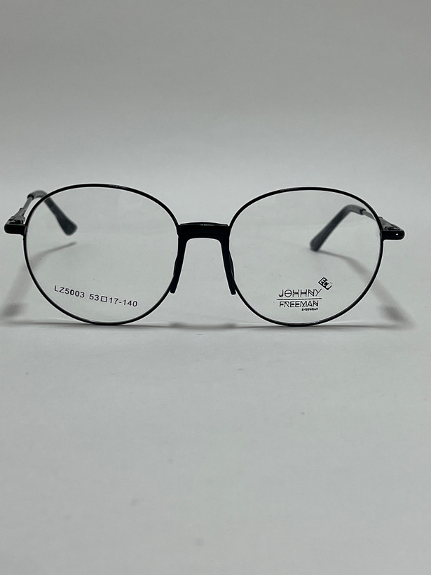 نمای داخلی و حکاکی برند روی دسته عینک طبی