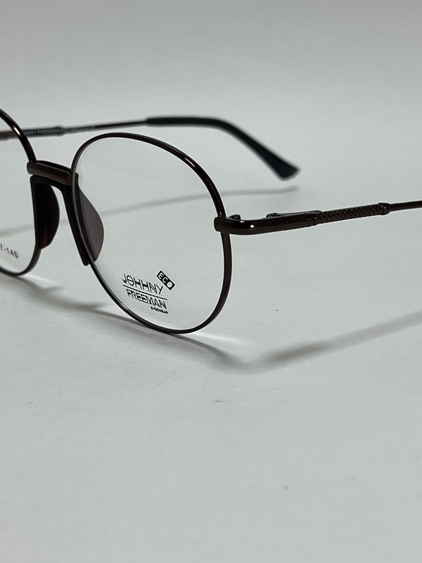 نمای نزدیک از پل بینی و پد عینک طبی گرد فلزی جانی فریمن