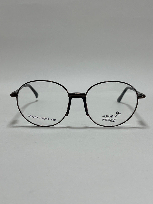 نمای داخلی و حکاکی برند روی دسته عینک طبی