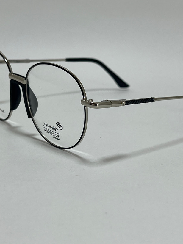 نمای نزدیک از پل بینی و پد عینک طبی گرد فلزی