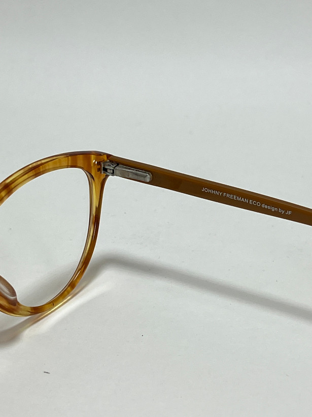 زاویه کناری عینک طبی گربهای بنفش جانی فریمن