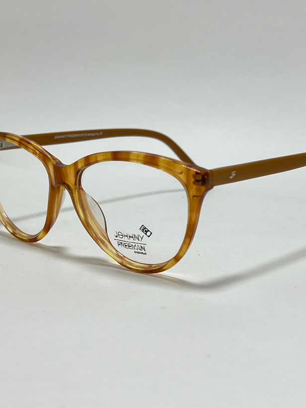 نمای نزدیک از فریم کائوچویی عینک طبی گربهای جانی فریمن